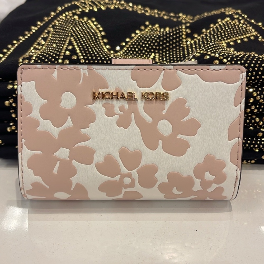 Michael Kors Jet Set Medium Floral Print Bi-Fold Wallet 
POWDER BLUSH
NWT - Picture 15 of 16